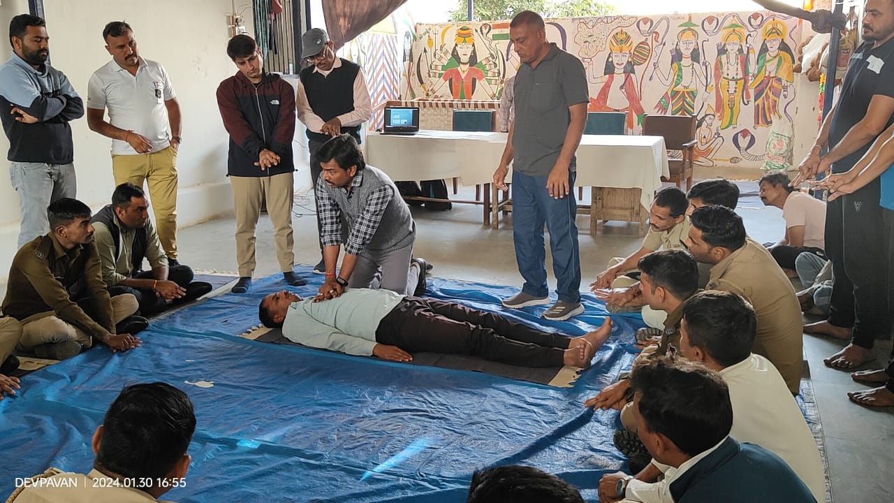 પાલનપુરમાં આવેલ જિલ્લા જેલમાં દેવ ચેરીટેબલ ટ્રસ્ટ દ્વારા CPR ની તાલીમ આપવામાં આવી
