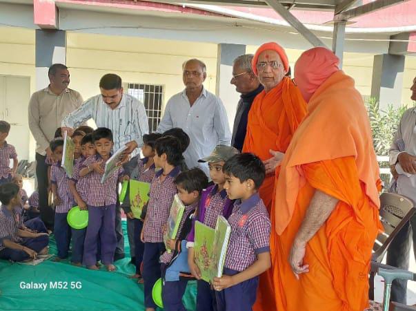 મણિનગર શ્રી સ્વામિનારાયણ ગાદી સંસ્થાન દ્વારા વિવિધ ગામે શૈક્ષણિક કીટ વિતરણ